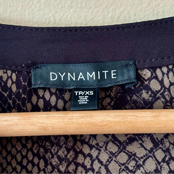 Dynamite| Chic Modern Snakeskin Print V-Neck 3/4 Zipper Sleeve Tunic Top Sz‎ XS - Picture 4 of 5